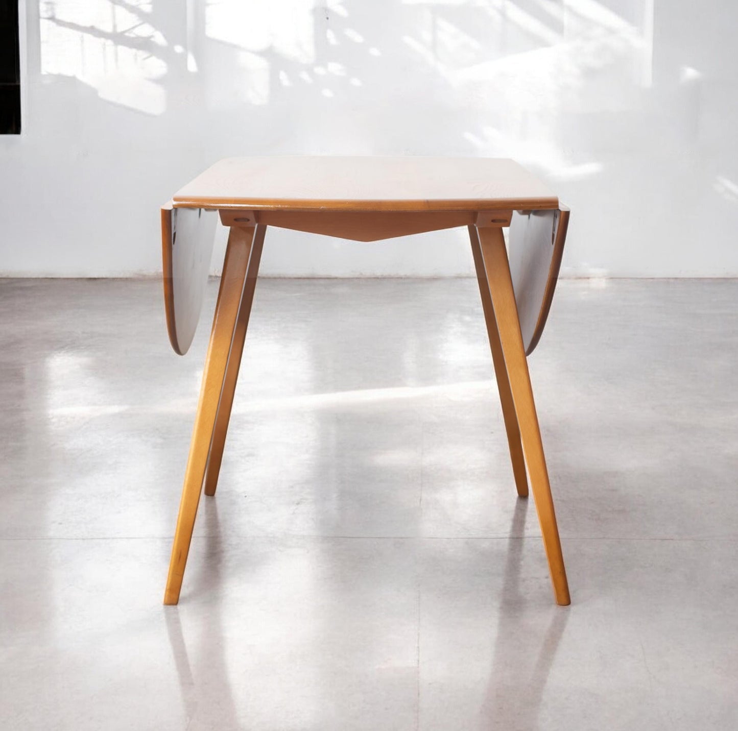 Round Ercol Drop Leaf Table in Excellent Condition