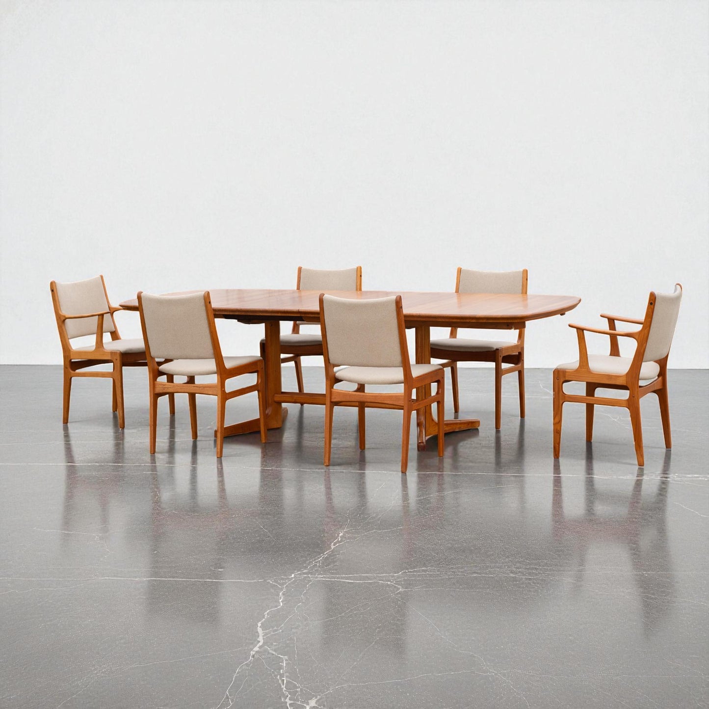 Exceptional D-scan Danish Modern Teak Extending Dining Table Two Leaves 1960s-70s MCM Vintage Furniture Excellent Condition