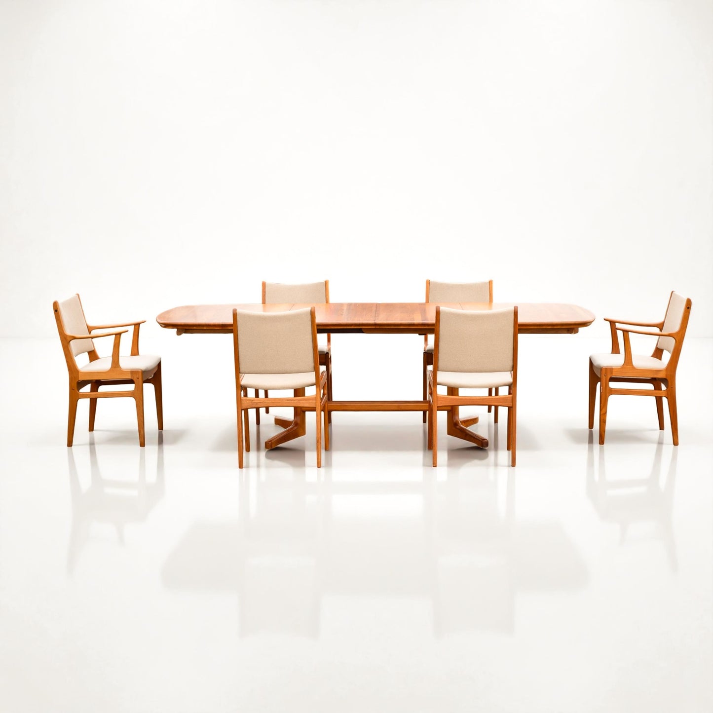 Exceptional D-scan Danish Modern Teak Extending Dining Table Two Leaves 1960s-70s MCM Vintage Furniture Excellent Condition