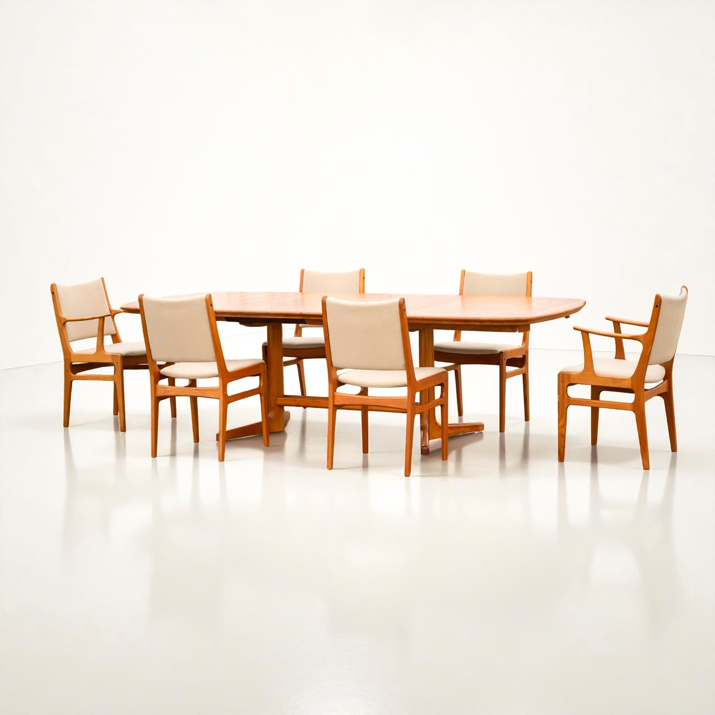 Exceptional D-scan Danish Modern Teak Extending Dining Table Two Leaves 1960s-70s MCM Vintage Furniture Excellent Condition